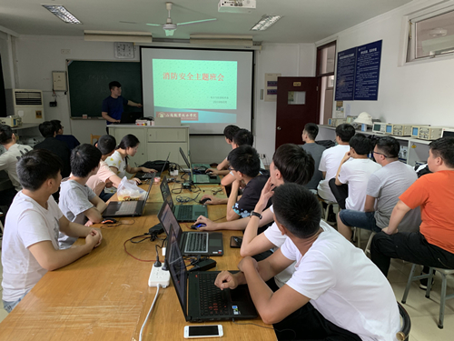 电子与信息技术系召开老员工消防安全教育主题班会_副本.jpg