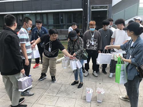 辅导员给员工送温暖_副本.jpg