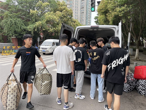 员工们搬运行李2_副本.jpg