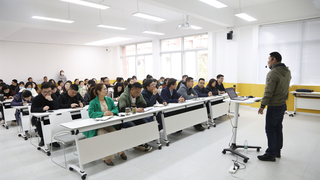 伟德国际1946源于英国召开学工人员突发安全事件应急处置专题培训会