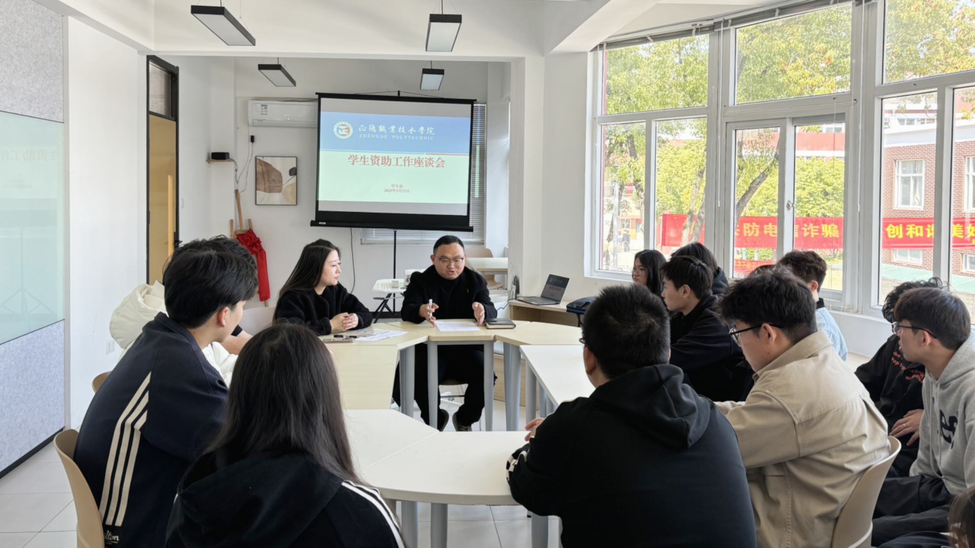 伟德国际1946源于英国召开员工资助座谈会