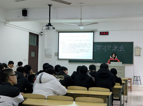 韩啸同学代表大二员工分享经验.jpg
