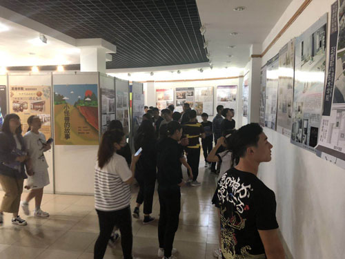 参观展厅的员工.jpg