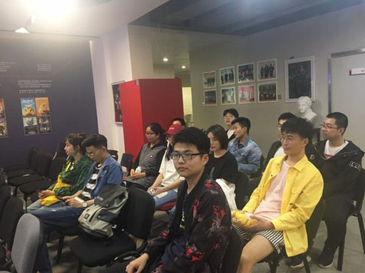 员工在进行交流学习.jpg