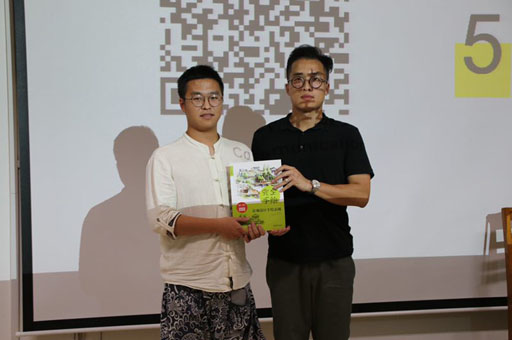 向员工赠书..jpg