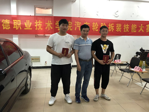 薛经理为获奖选手颁奖_副本.jpg