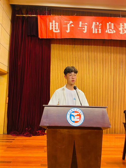 员工代表发言_副本.jpg 员工代表发言_副本.jpg