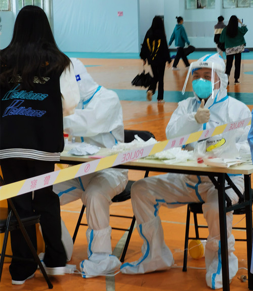 封加庆参加学院核酸扫描工作人员_副本.jpg 封加庆参加学院核酸扫描工作人员_副本.jpg