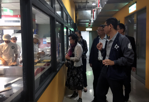 公司领导老师参观侨光科技大学餐旅实训大楼1.jpg
