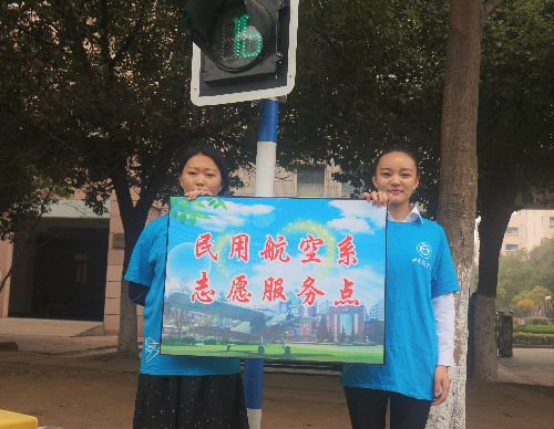 民用航空系志愿者引导同学遵守红绿灯.JPG