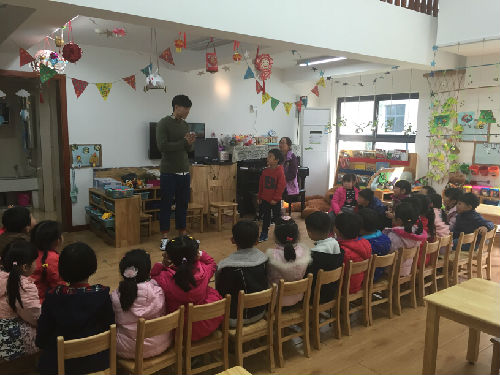 机电工程系志愿者前往南航揽翠苑幼儿园给小朋友讲雷锋的故事.jpg