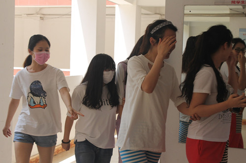 演练中员工们 紧张而有序撤离火场.jpg