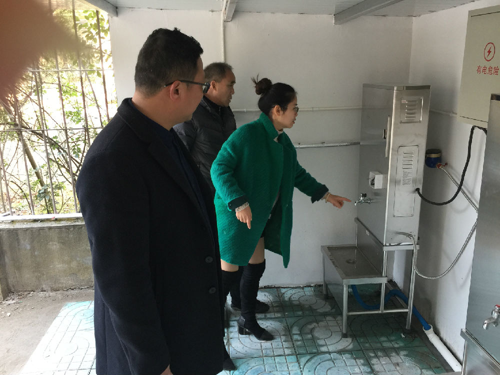 员工处老师检查新安装的热水系统工作情况.JPG