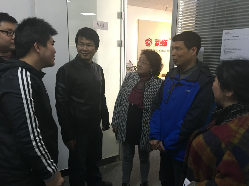 图一 动漫组指导老师和员工邹稼嵘紧张备战.png