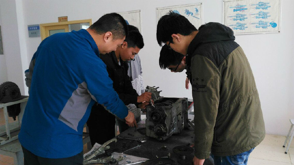 老师指导员工进行变速器拆装实训.jpg
