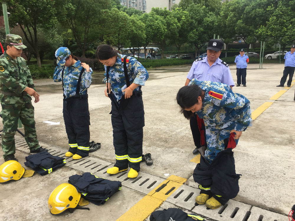 图二 消防做训服着装演练.JPG