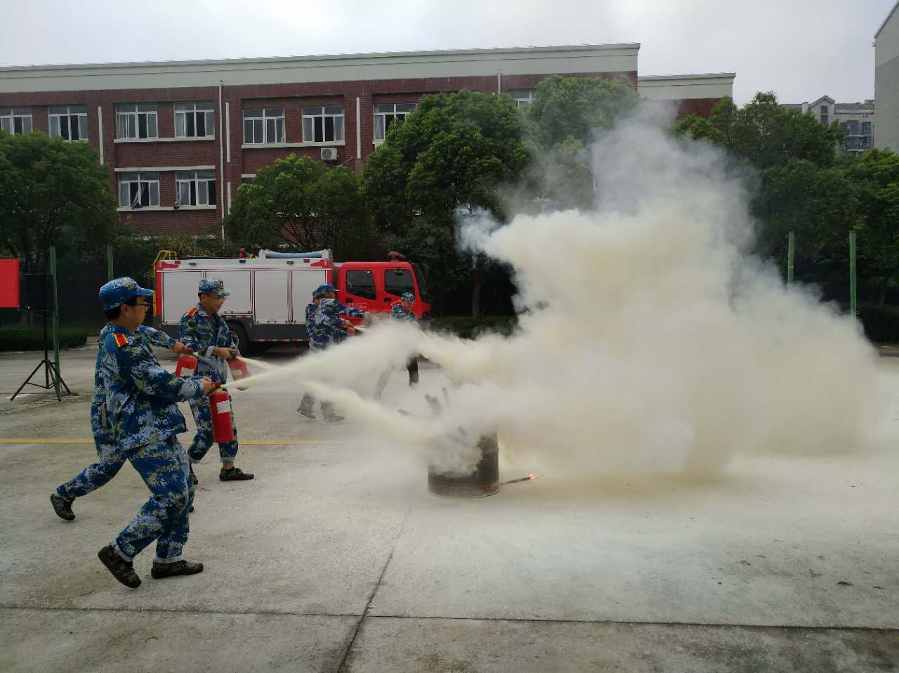 图三 员工灭火器演练.JPG