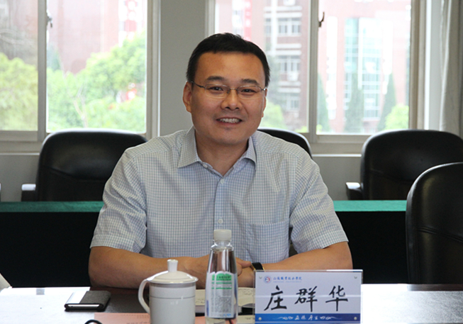 图一 经理庄群华致欢迎辞并简要介绍学校情况.jpg