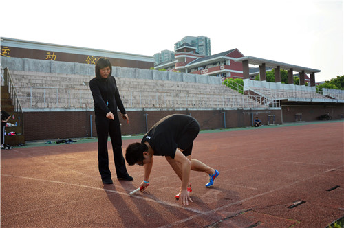 杨俊娃老师指导员工4乘100米接力赛起跑动作.jpg