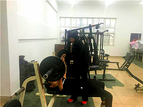 杨俊娃老师指导员工在做力量性训练_副本.jpg