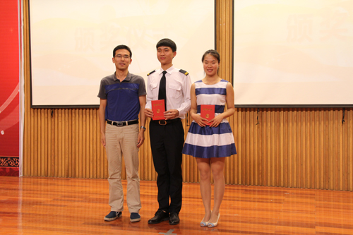 评委为二等奖获得者颁奖.JPG