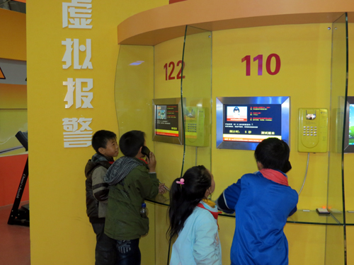 在江宁区青少年生命教育馆体验“虚拟报警”.JPG