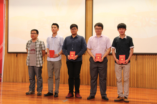 评委为三等奖获得者颁奖.JPG